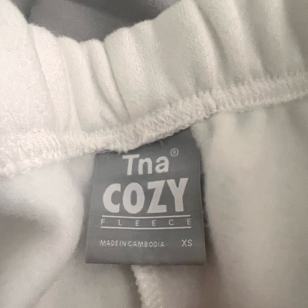 Aritzia TNA perfect High rise 3” sweatshorts - Picture 2 of 2